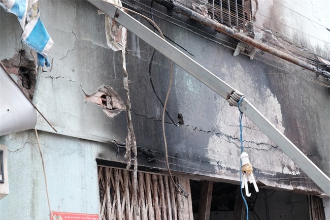 Vụ cháy lớn ở quận 9, TP.HCM: Lao vào ngọn lửa cứu hai con, người mẹ trẻ bị bỏng nặng nhưng chỉ cứu được con - Ảnh 7.