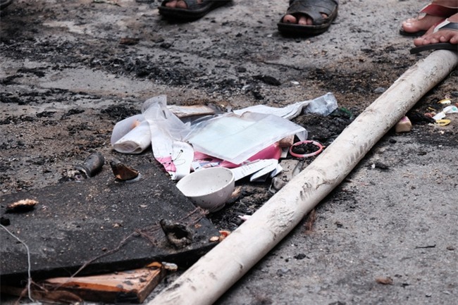 Vụ cháy lớn ở quận 9, TP.HCM: Lao vào ngọn lửa cứu hai con, người mẹ trẻ bị bỏng nặng nhưng chỉ cứu được con - Ảnh 8.