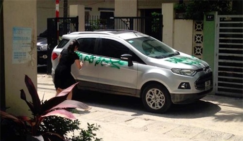 Ô tô đỗ chắn lối cửa nhà và hành động dán BVS, sơn đầy lên xe gây tranh cãi - Ảnh 3.