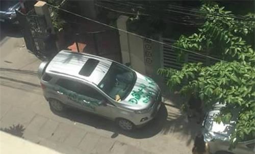 Ô tô đỗ chắn lối cửa nhà và hành động dán BVS, sơn đầy lên xe gây tranh cãi - Ảnh 4.