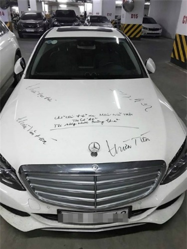 Ô tô đỗ chắn lối cửa nhà và hành động dán BVS, sơn đầy lên xe gây tranh cãi - Ảnh 5.