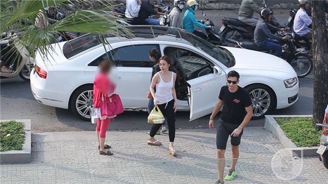 Điểm mặt các mỹ nhân showbiz Việt chơi trội mua xe gần chục tỷ