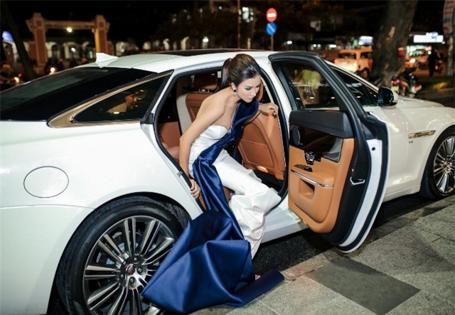 Điểm mặt các mỹ nhân showbiz Việt chơi trội mua xe gần chục tỷ