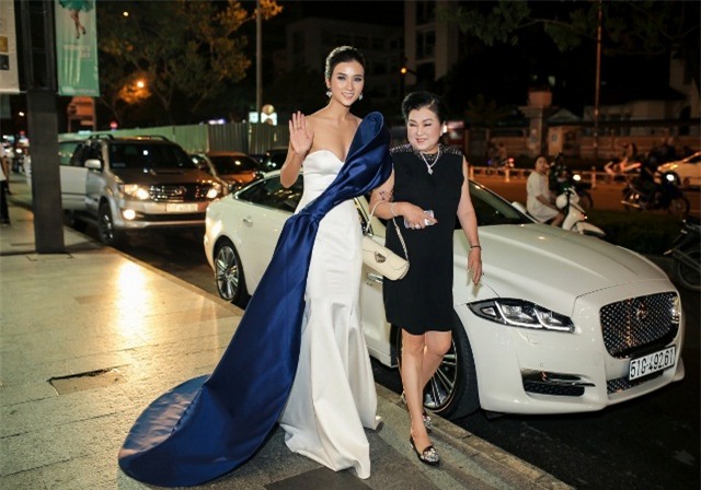 Điểm mặt các mỹ nhân showbiz Việt chơi trội mua xe gần chục tỷ