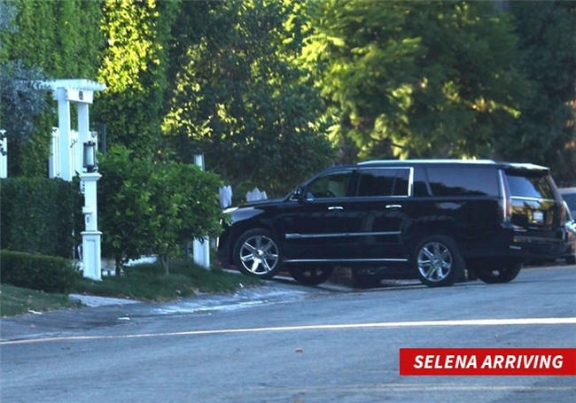 Lộ bằng chứng Selena Gomez đưa tình cũ Justin Bieber về nhà trong lúc The Weeknd đi vắng