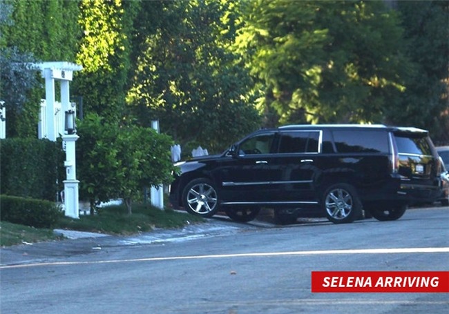 Lộ bằng chứng Selena Gomez đưa tình cũ Justin Bieber về nhà trong lúc The Weeknd đi vắng