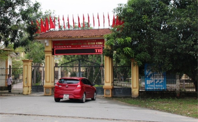 Nữ sinh đánh nhau hung bạo trong quán net - Ảnh 1.