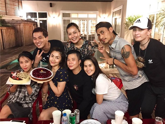 Tăng Thanh Hà giản dị mừng sinh nhật bên hội bạn bè thân thiết - Ảnh 1.