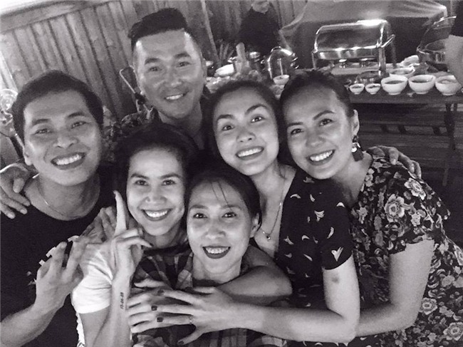 Tăng Thanh Hà giản dị mừng sinh nhật bên hội bạn bè thân thiết - Ảnh 2.