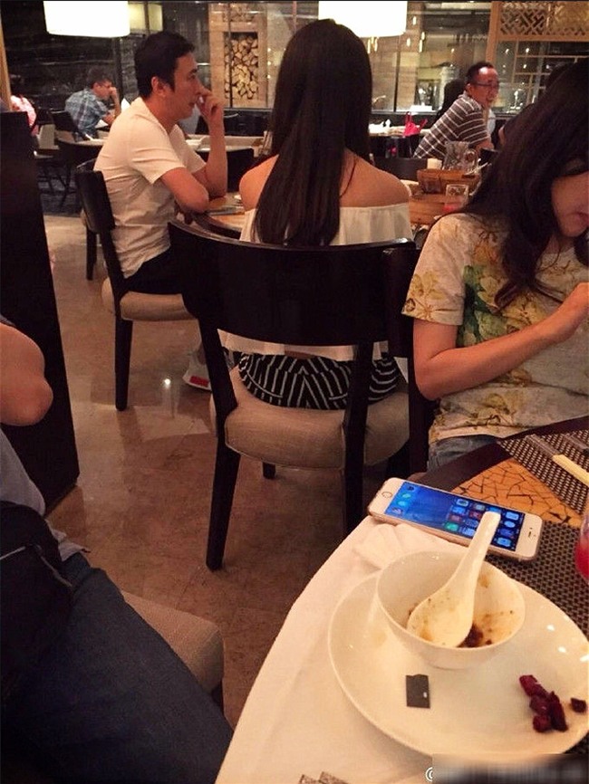 Gặp chồng như thế này, bạn sẽ xử lý sao: Để vợ bầu mệt mỏi nằm nhà, mình chở vợ người khác đi đám cưới - Ảnh 2.