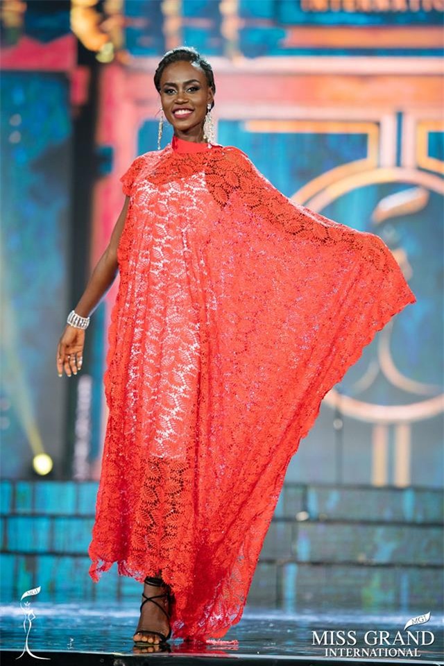 Những bộ đầm dạ hội xấu tệ tại bán kết Miss Grand International 2017-10