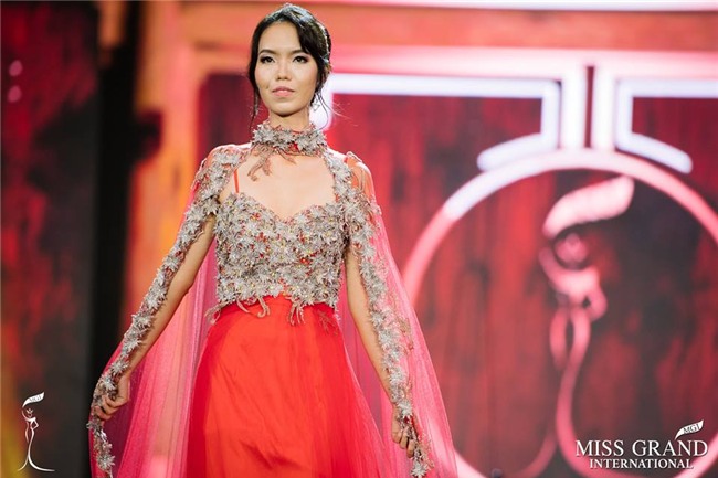 Những bộ đầm dạ hội xấu tệ tại bán kết Miss Grand International 2017-4