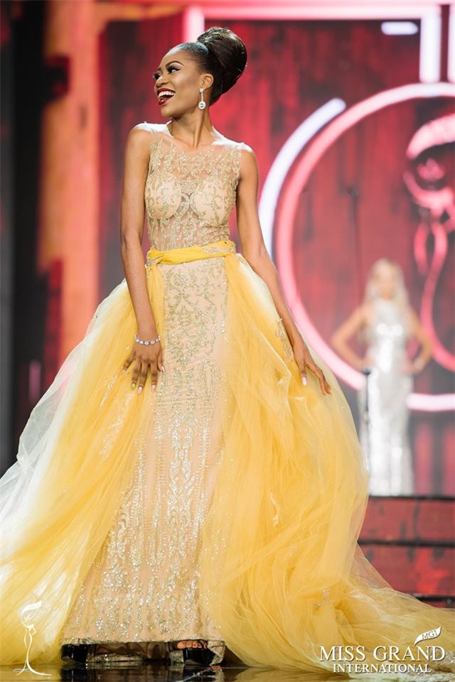 Những bộ đầm dạ hội xấu tệ tại bán kết Miss Grand International 2017-8