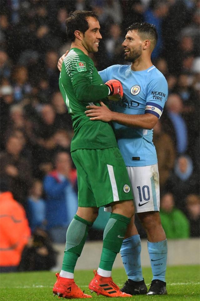 Chú sóc bướng bỉnh gây náo loạn trước trận đấu của Man City - Ảnh 6.
