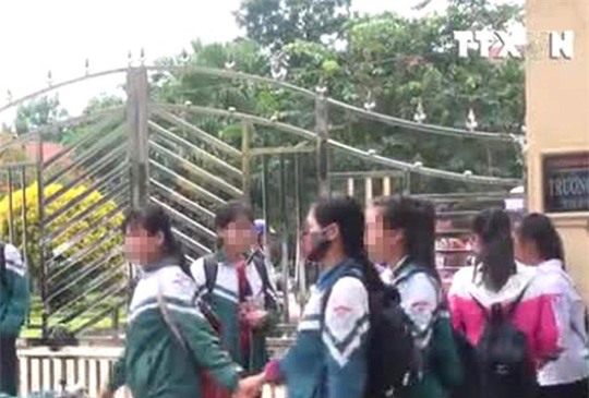 bi ban danh vao trung cho hiem, nam sinh lop 12 tu vong tai truong - 1