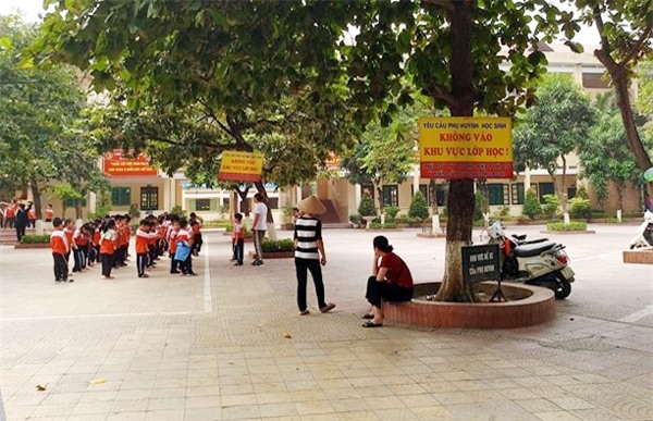 Hà Nội: Phụ huynh bức xúc vì GVCN quá nghiêm khắc, bắt học sinh nghỉ học vì lỗi rất nhỏ - Ảnh 3.