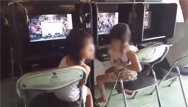 Clip: Bất bình chứng kiến bé gái ngồi chơi game và hút thuốc rất chuyên nghiệp trong quán net - Ảnh 3.