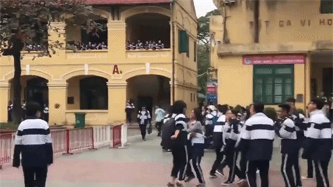 Trường mở Haru Haru (Big Bang) để thử mic, nhưng HS đã kịp quẩy như concert giữa sân - Ảnh 3.