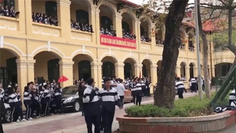 Trường mở Haru Haru (Big Bang) để thử mic, nhưng HS đã kịp quẩy như concert giữa sân - Ảnh 4.