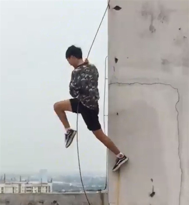 Mê Next Top Model, chàng SV Kiến Trúc lên sân thượng đu dây với ekip cố vấn có tâm như thật - Ảnh 2.