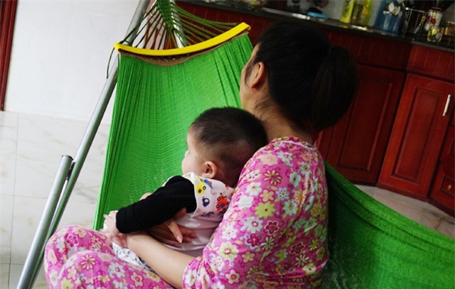 Trong thời gian được bà L. trông giữ, bé Đinh A.N bị nôn ói, quấy khóc và ít ngủ