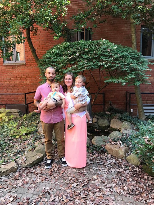 Quỳ xuống cầu hôn, chàng trai bị mắng là đồ dối trá và ăn cả quả táo vào mặt nhưng cái kết đầy bất ngờ - Ảnh 1.