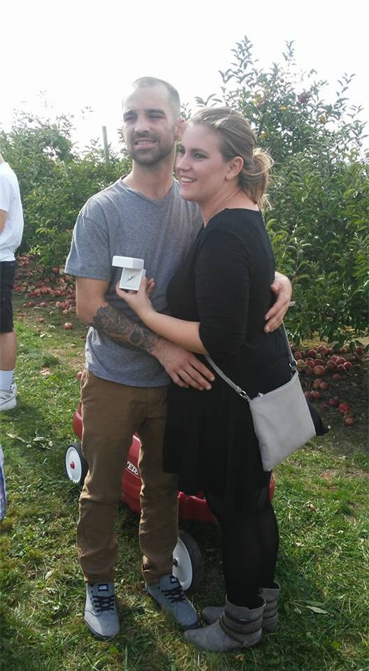 Quỳ xuống cầu hôn, chàng trai bị mắng là đồ dối trá và ăn cả quả táo vào mặt nhưng cái kết đầy bất ngờ - Ảnh 3.