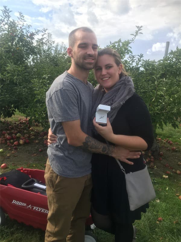 Quỳ xuống cầu hôn, chàng trai bị mắng là đồ dối trá và ăn cả quả táo vào mặt nhưng cái kết đầy bất ngờ - Ảnh 4.