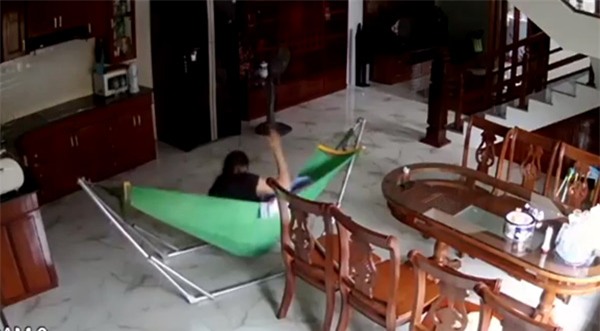 xem camera, bo run ray khi thay con 4 thang tuoi bi bao mau danh manh lien tuc vao dau - 2