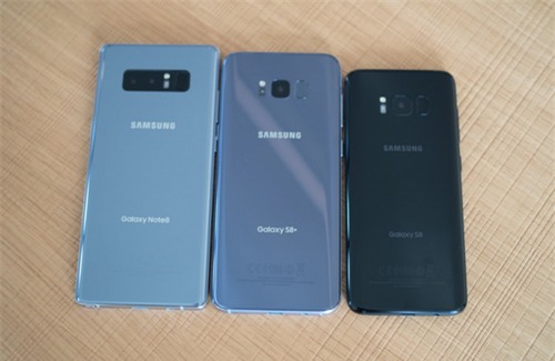 Mặt kính cho cảm giác đẹp mắt nhưng dễ nứt vỡ, trầy xước.