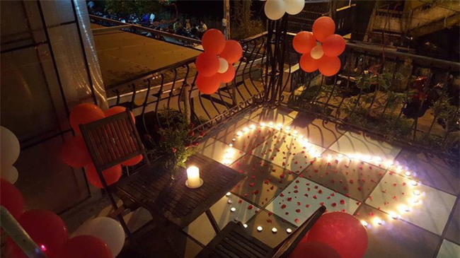 Chàng trai bất ngờ xuất hiện trong tiệc sinh nhật và hành động khiến cô gái bật khóc - Ảnh 3.