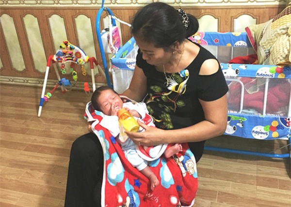 be trai 20 ngay tuoi dat trong thung giay bi bo roi trong dem - 2