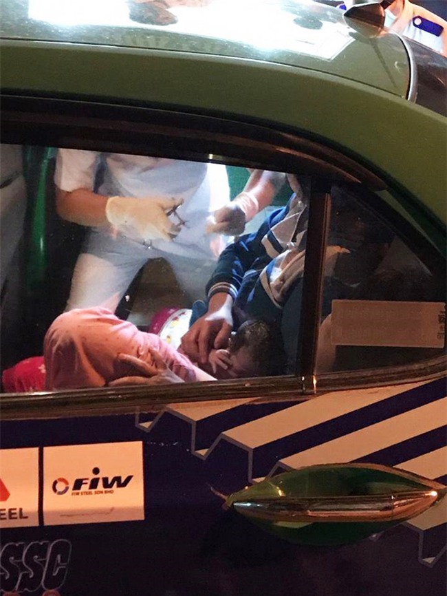 Cần Thơ: Đau bụng bất ngờ, sản phụ sinh con lần ba đẻ rơi ngay trên taxi - Ảnh 1.
