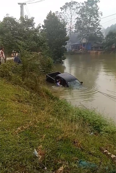 Lái xe mải nói chuyện, ô tô bán tải lao thẳng xuống ao - Ảnh 2.