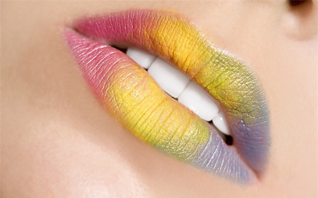 Tá hỏa vì dùng son dưỡng mãi vẫn khô môi: Đây mới là sự thật bạn cần biết! - Ảnh 2.