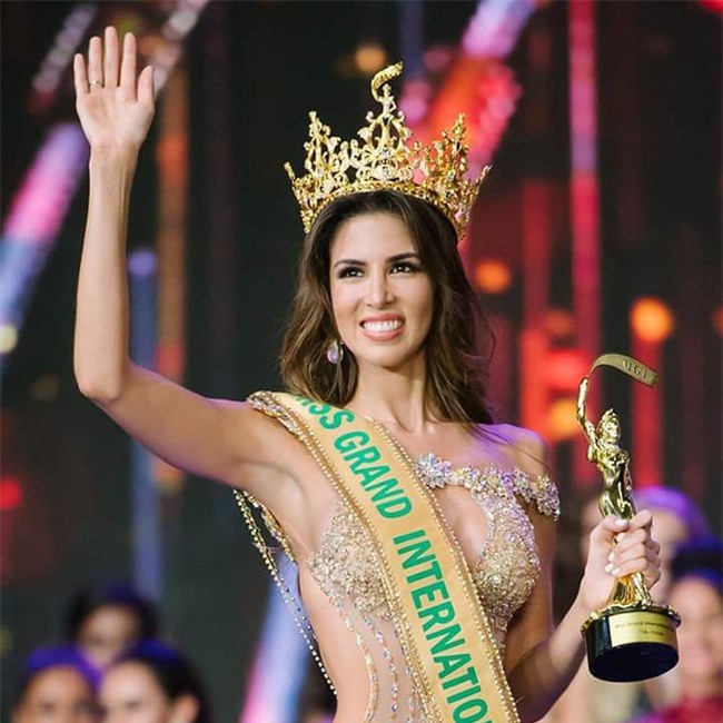 Quyến rũ trên sân khấu là vậy, nhưng ngoài đời Tân Hoa hậu Miss Grand lại sở hữu style cá tính hoàn toàn - Ảnh 1.