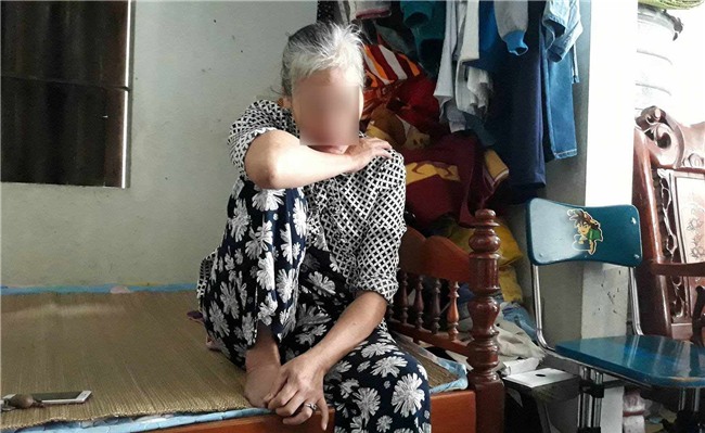 tran tinh cua bao mau danh lien tiep vao dau tre: "toi chi lac de chau nin chu khong danh" - 1