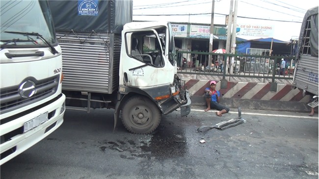 Phá cửa cabin cứu tài xế và phụ xe sau tai nạn liên hoàn ở Sài Gòn - Ảnh 1.