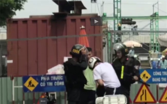 Xôn xao clip người mặc đồ cảnh sát cơ động lên gối thiếu niên ở Sài Gòn - Ảnh 2.