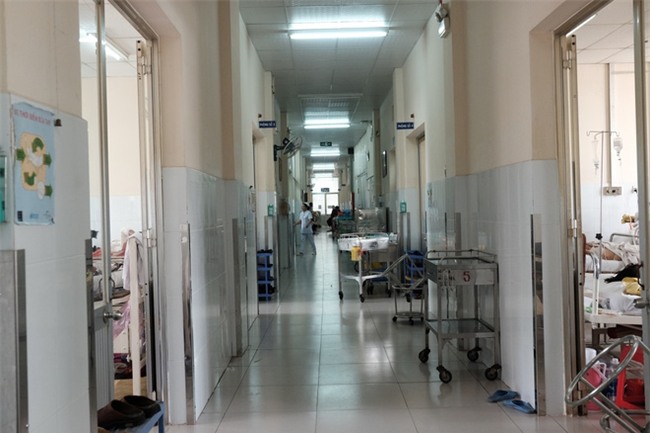 Nến rớt xuống bình xăng dưới giường, hai mẹ con thai phụ bỏng nặng, chồng chưa cưới ôm tiền ủng hộ bỏ trốn - Ảnh 7.