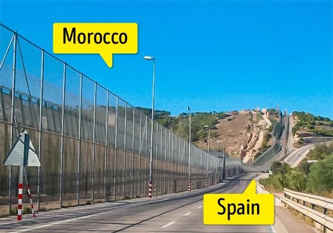 Top những đường biên giới kỳ lạ nhất thế giới-5