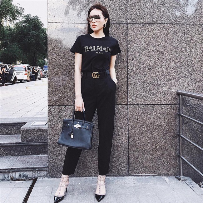 Cùng đụng nhau cách phối đồ cùng áo phông và quần âu, nhưng Hà Hồ lại lép vế hơn Kỳ Duyên vì... quá gầy - Ảnh 1.