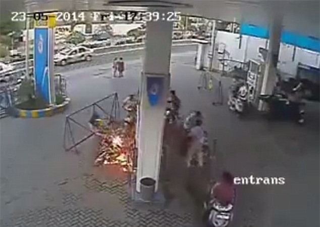 Dùng điện thoại ở trạm xăng có thực sự gây cháy nổ? Bí mật đã được bật mí hoàn toàn - Ảnh 2.