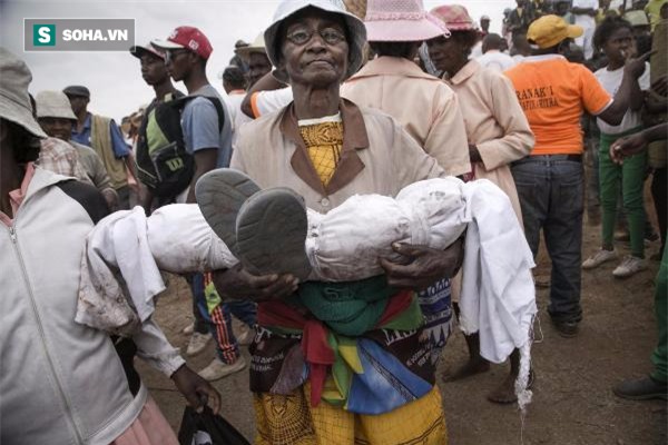 Nhảy múa với xác chết - tập tục cổ hủ đang có nguy cơ giết chết hàng triệu người - Ảnh 1.