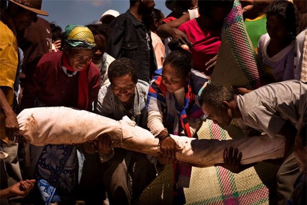 Nhảy múa với xác chết - tập tục cổ hủ đang có nguy cơ giết chết hàng triệu người - Ảnh 2.