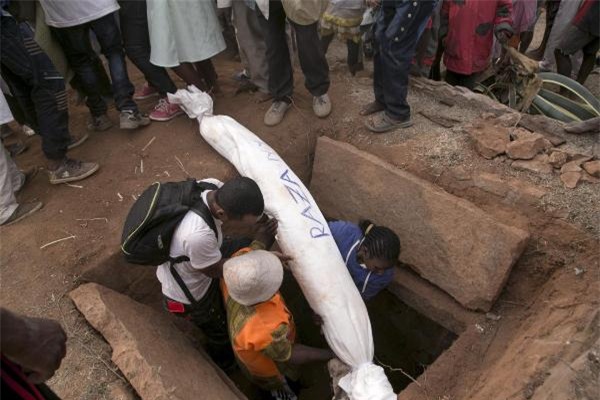 Nhảy múa với xác chết - tập tục cổ hủ đang có nguy cơ giết chết hàng triệu người - Ảnh 4.