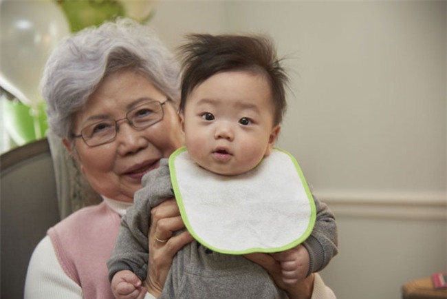 Mẹ trẻ nổi đóa vì bà nội có sở thích kỳ lạ: Vạch ti nhử cháu bú bà, đưa cháu ăn rong khắp xóm