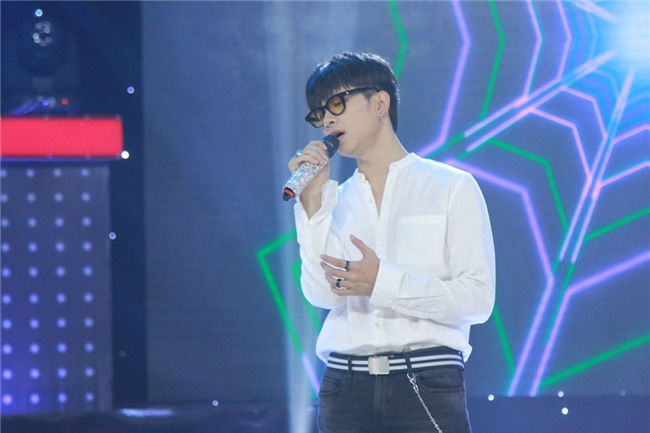 Đây là điệu bộ uốn éo của Trường Giang khi hát Em gái mưa - Ảnh 1.