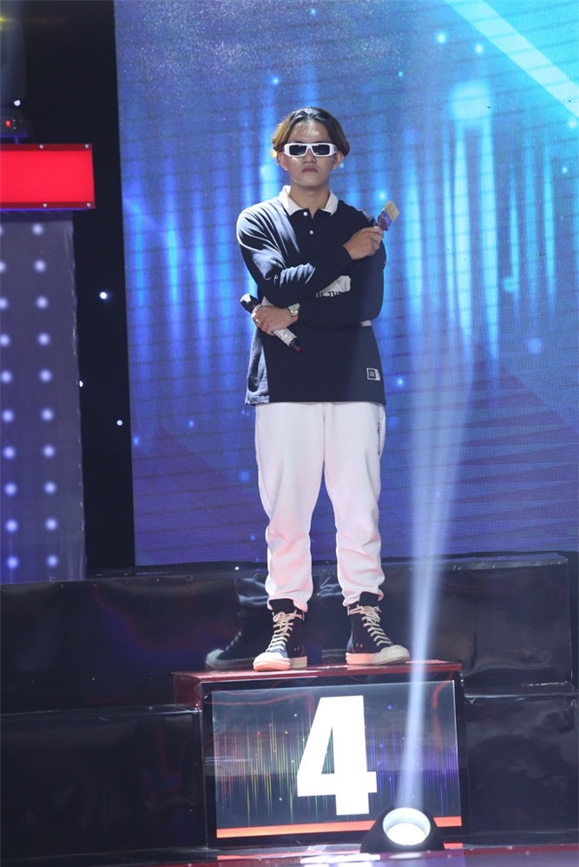 Đây là điệu bộ uốn éo của Trường Giang khi hát Em gái mưa - Ảnh 6.