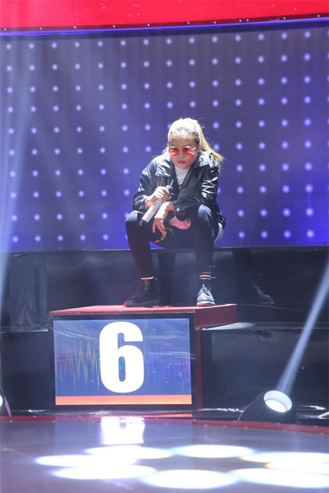 Đây là điệu bộ uốn éo của Trường Giang khi hát Em gái mưa - Ảnh 7.